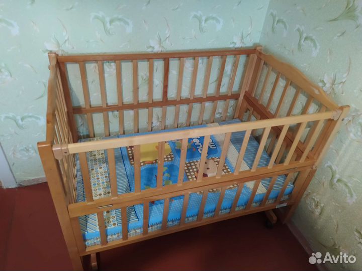 Детская кроватка с маятником