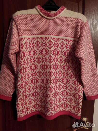 Вязаный свитер женский