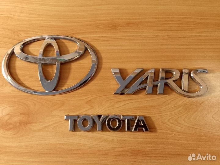 Эмблемы задней крышки багажника Toyota Yaris 1