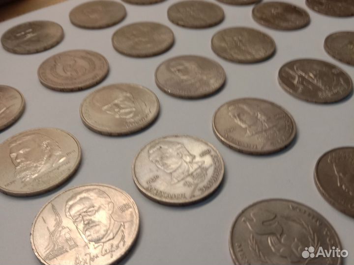 Очень много коллекционных монет