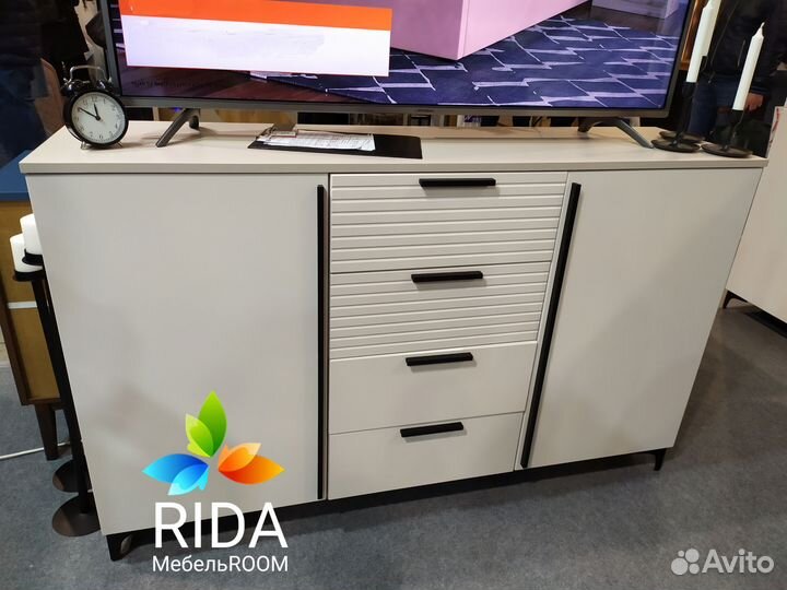 Стильный комод на ножках, белый