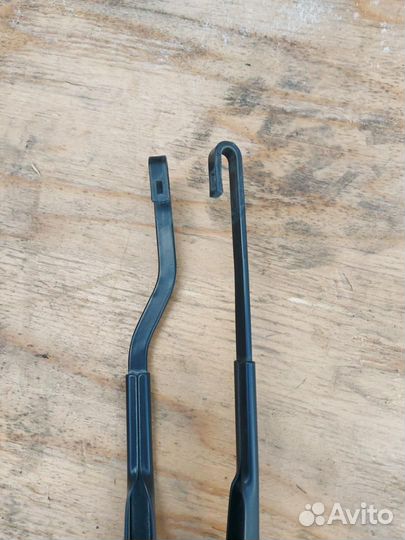 Поводок стеклоочистителя Toyota Prius 2 NHW20