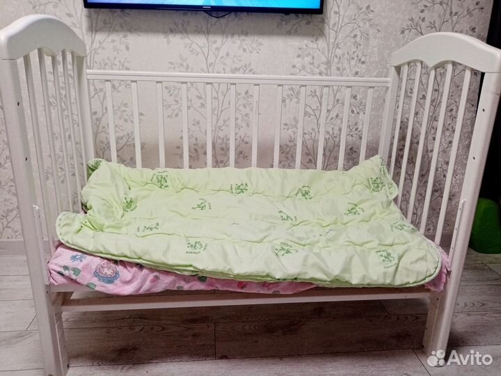 Детская кроватка с поперечным маятником