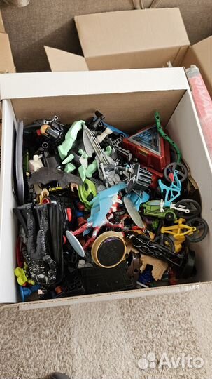 Коробка детских игрушек и настолок