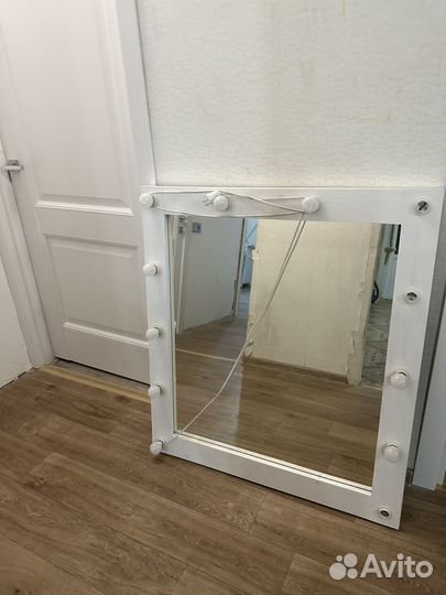 Гримерное зеркало с лампочками