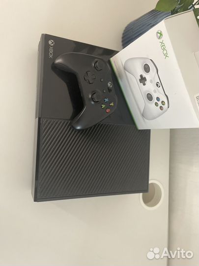 Xbox One и геймпад (приставка, джойстик)