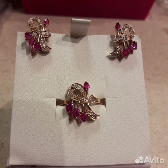 Золотой комплект с бриллиантами и рубинами