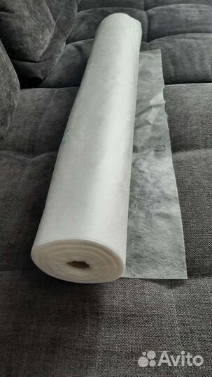 Одноразовые простыни в рулоне и шапочки