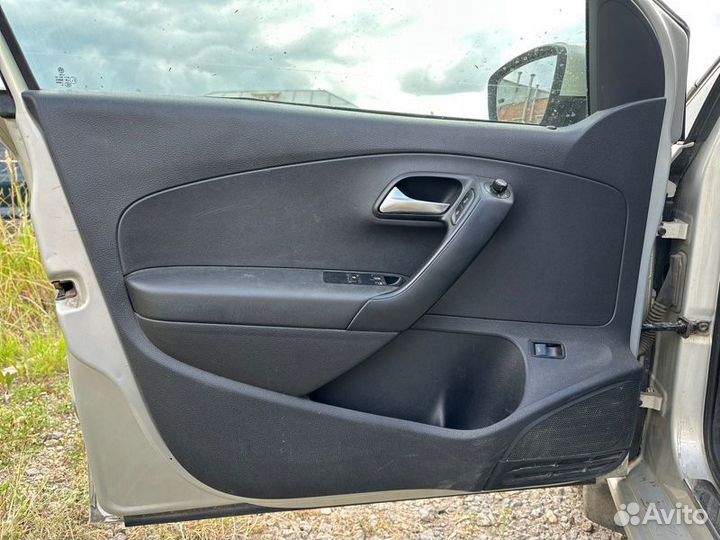 Обшивка двери Volkswagen Polo седан 1.6 CFN 2011