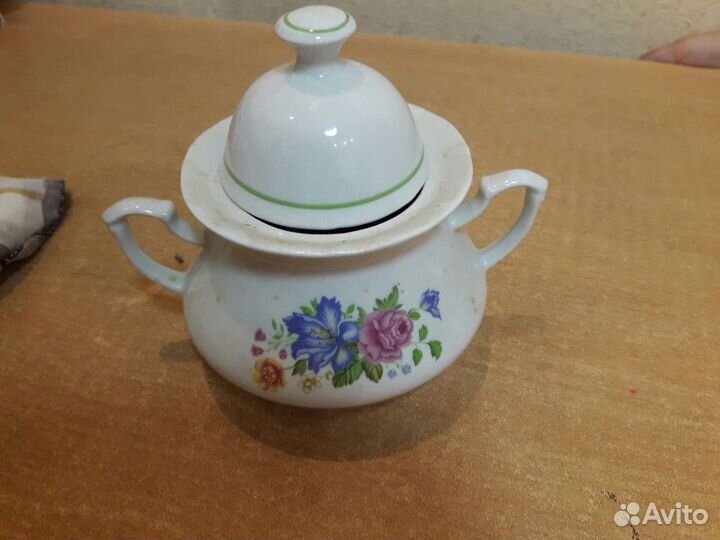 Заварочные чайники и сахарница