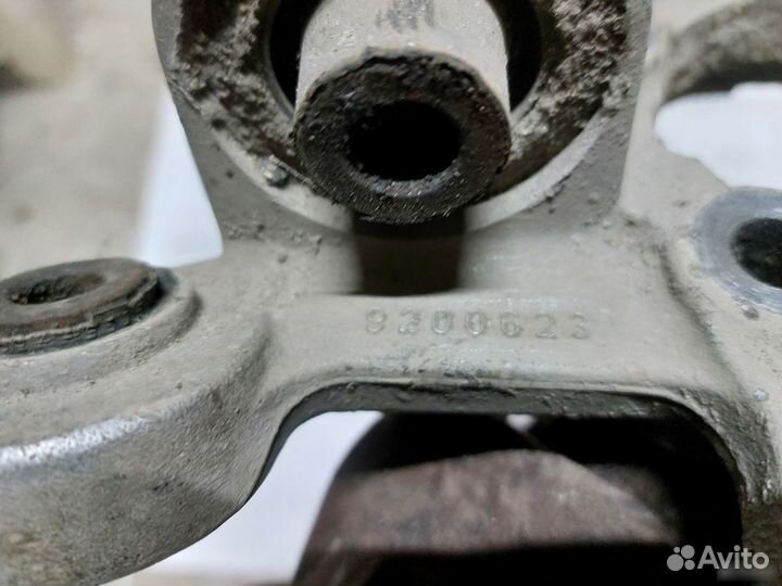 Задний левый кулак Volvo XC70