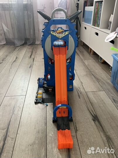 Mega garage hot wheels