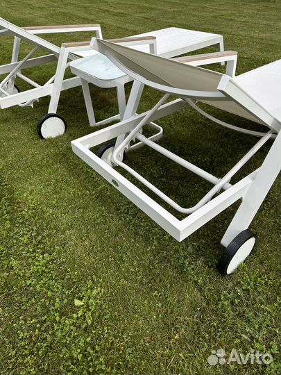 Комплект шезлонг + столик / шезлонги