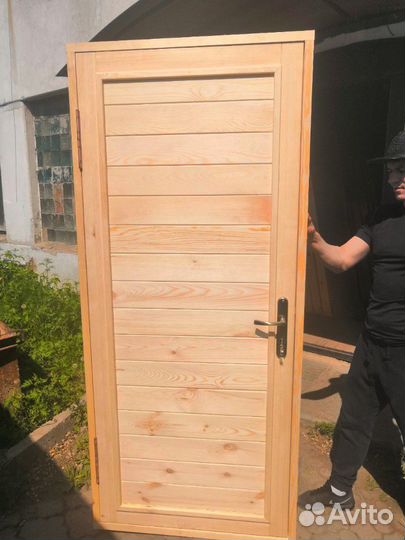 Дверь входная деревянная