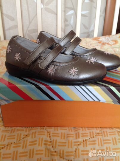 Продаю туфельки для девочки юничел 26 размер новые