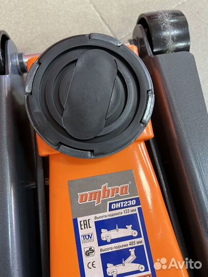 Подкатной двухпоршневой гаражный домкрат Ombra 3 т