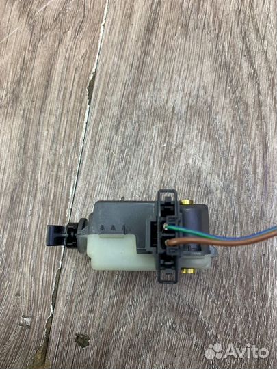 Активатор замка крышки багажника задний Volkswagen
