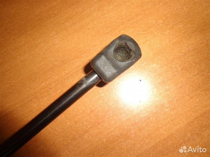 Амортизатор капота Volvo S40 2004