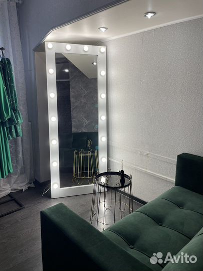 Гримерное зеркало с лампочками