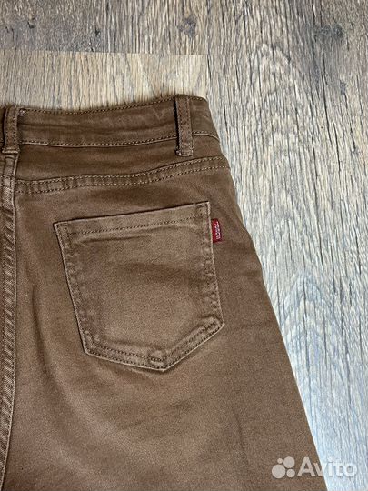 Коричневые прямые джинсы