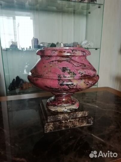 Вазы и настольные лампы из натурального камня