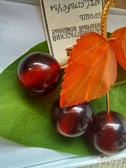 Брошь янтарь СССР