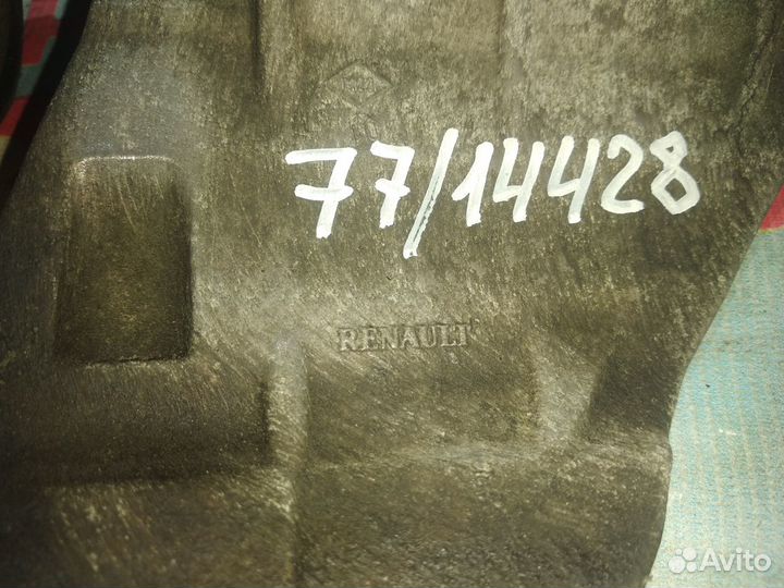 Кронштейн двс Рено Сценик 2