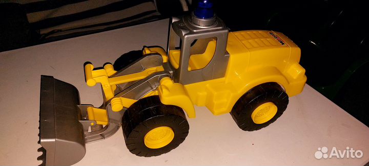 Трактор игрушечный