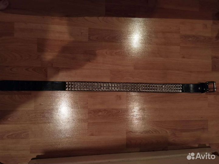 Кожаный ремень с клепками