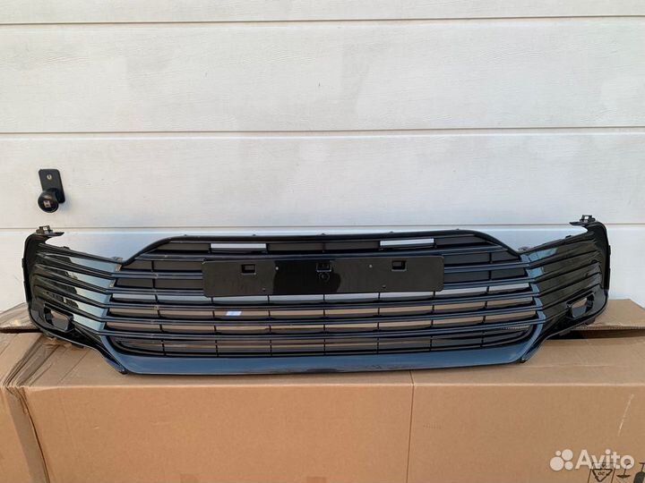 Решетка переднего бампера Toyota Camry V70 V75