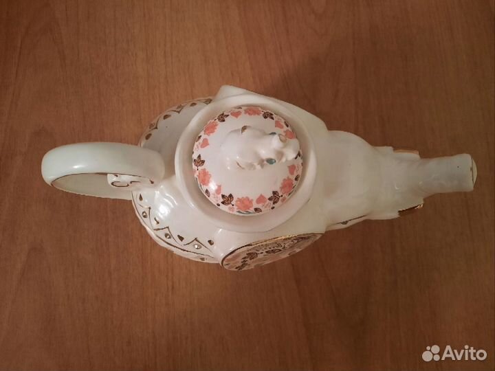 Фарфоровый чайник слон