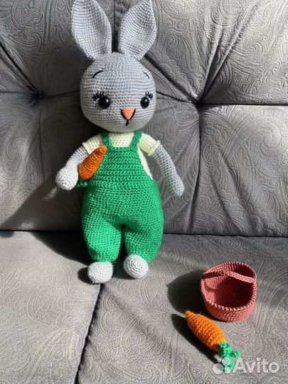 Заяц в комбинезоне