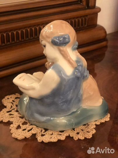 Статуэтка/фарфор/артель Керамик Девочка с книгой