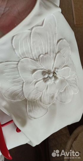 Блузки:нарядная белая с бантами р 44,46и цветком