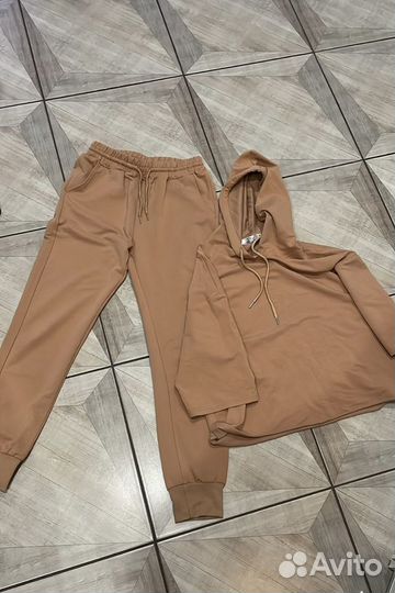 Женский спортивный костюм