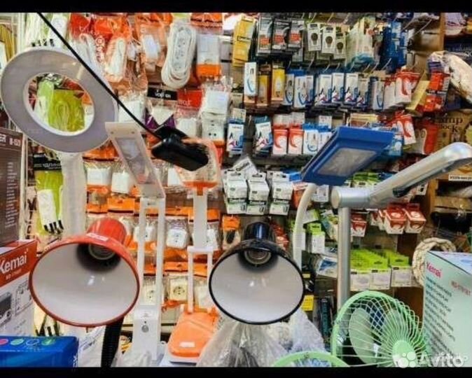 Продавец в отдел люстр