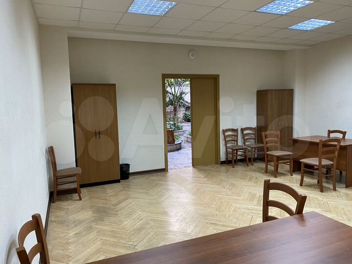 Здание, 5700 м²