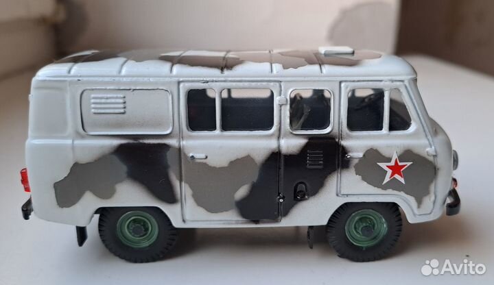 Модель УАЗ 39099 №05 Агат 1/43