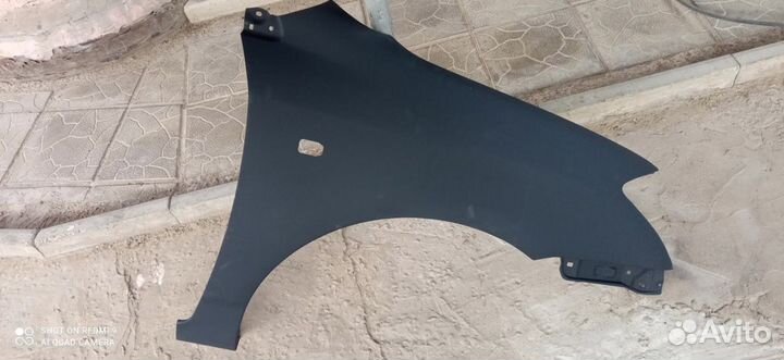 Переднее правое крыло на Toyota Corolla runx