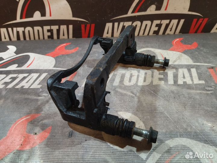 Скоба суппорта передняя Honda Civic 8 4D