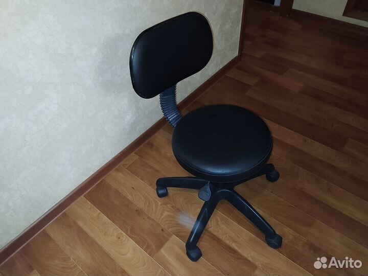 Стул мастера маникюра со спинкой