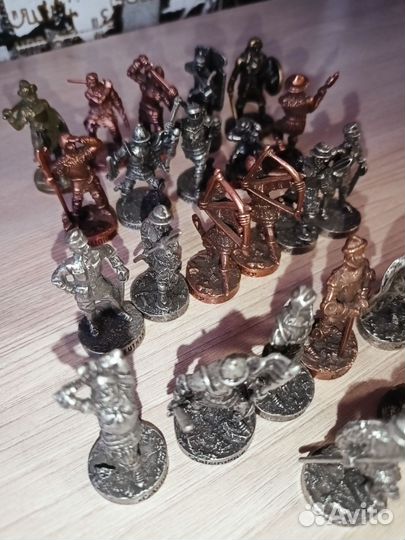 Фигурки рыцарей