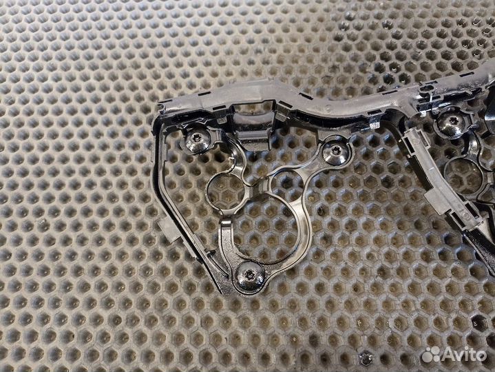 1738898 Кронштейн проводки форсунок