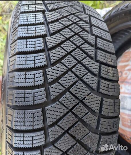 Pirelli Ice Zero FR 215/55 R18