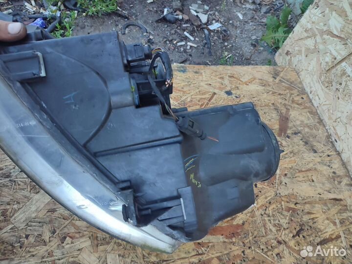 Правая фара Vw Jetta 5 с дефектом