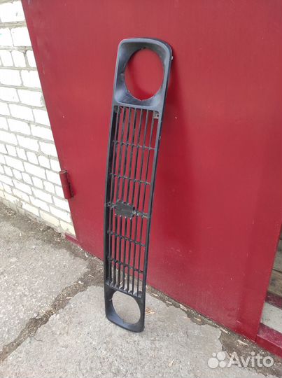 Решетка радиатора, тоннель пола автомобиля нива