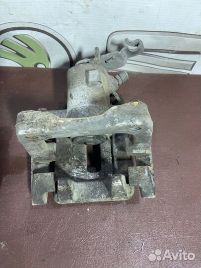 Суппорт задний правый гольф6