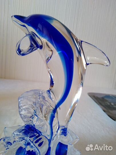 Хрустальный дельфин, Франция