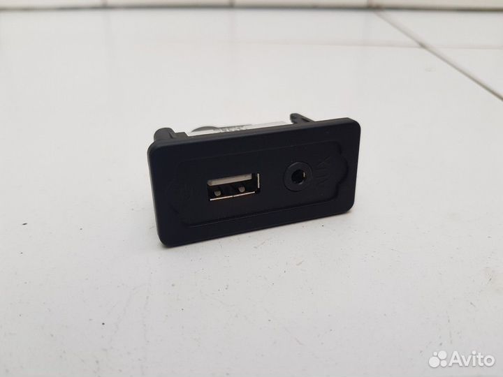 AUX USB в подлокотник (Geely Atlas)