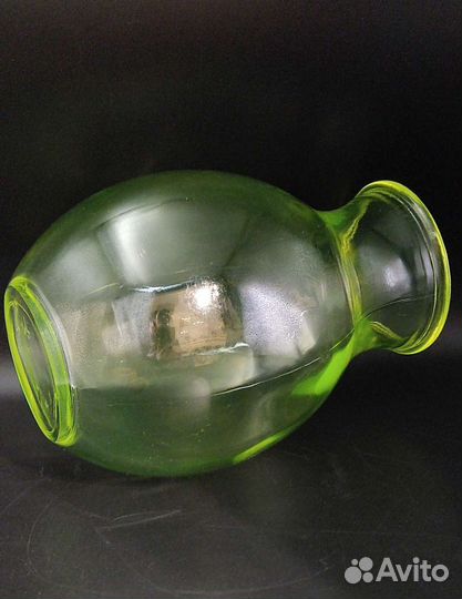 Ваза из уранового стекла